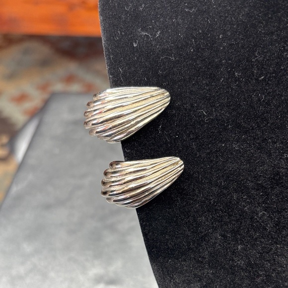 Kenneth Jay Lane Silver Shell Earrings - Picture 1 of 4